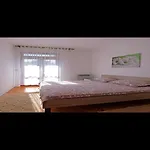 Stella - Three Bedroom With Balcony * 풀라
