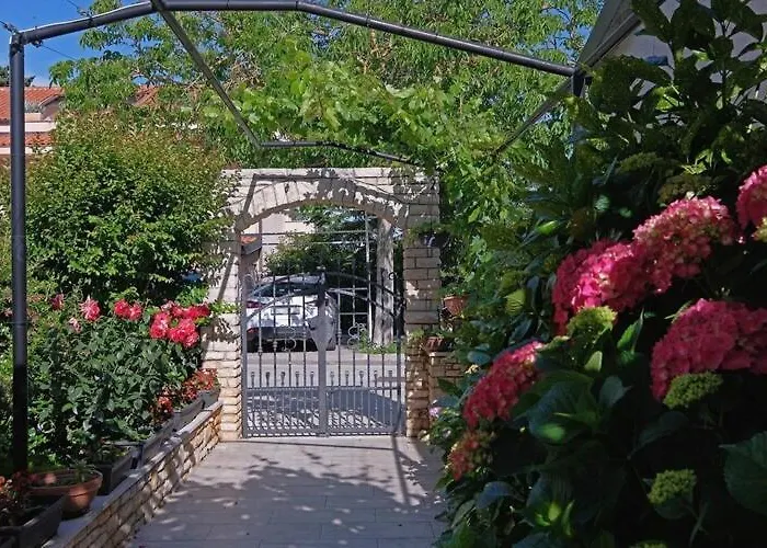 Stella - Three Bedroom With Balcony * Pula