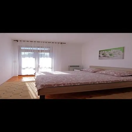 Stella - Three Bedroom With Balcony * 普拉