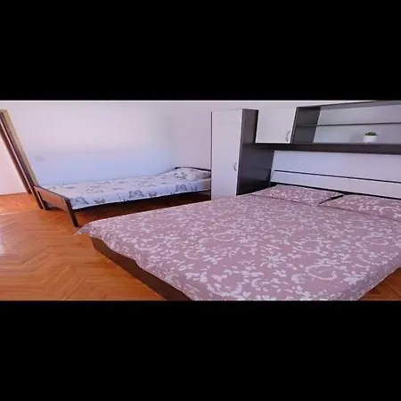 Stella - Three Bedroom With Balcony * 普拉